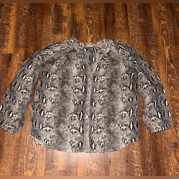 J.CREW Top Women’s Medium Long Sleeve Button Up Polyester Snakeskin Blouse - Picture 1 of 4